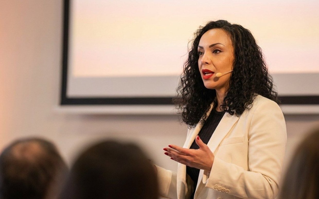 Myriam Allouche en intervention devant un public